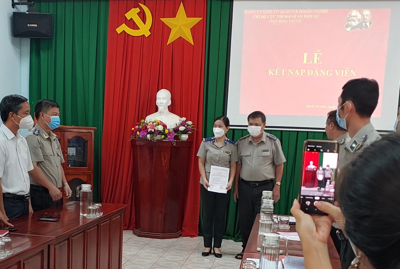 Lễ kết nạp đảng viên mới của Chi bộ Cục Thi hành án dân sự tỉnh Bình Phước