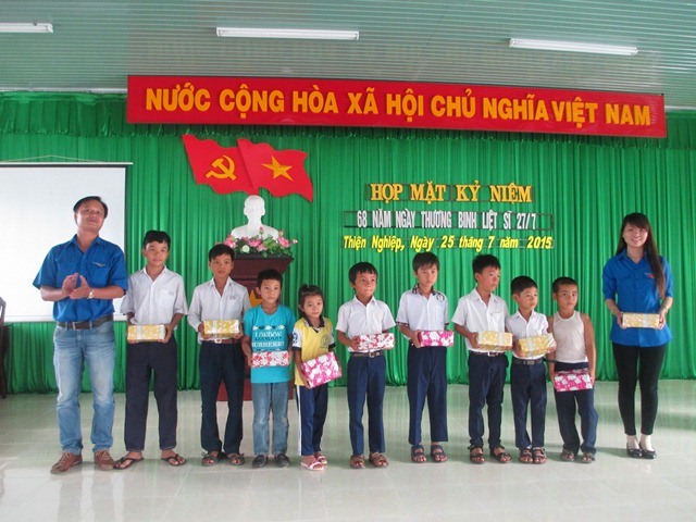 Tặng quà cho các em học sinh nghèo