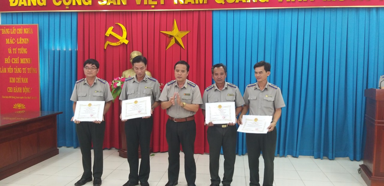 Đại diện Lãnh đạo Cục trao Giấy khen cho các cá nhân và tập thể