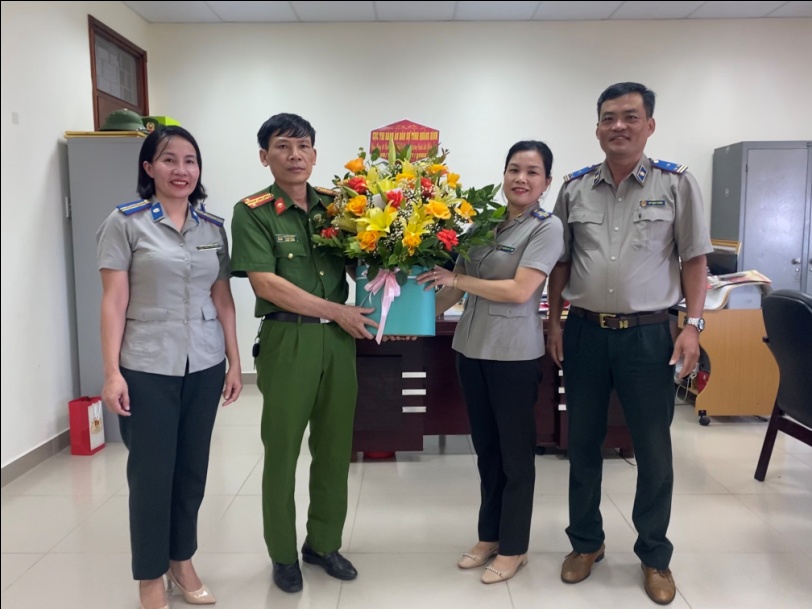 Tặng hoa chúc mừng phòng Cảnh sát thi hành án hình sự và hỗ trợ tư pháp (PC10) – Công an tỉnh Quảng Bình, nhân dịp kỷ niệm 60 năm ngày truyền thống lực lượng Cảnh sát nhân dân (20/7/1962 – 20/7/2022).